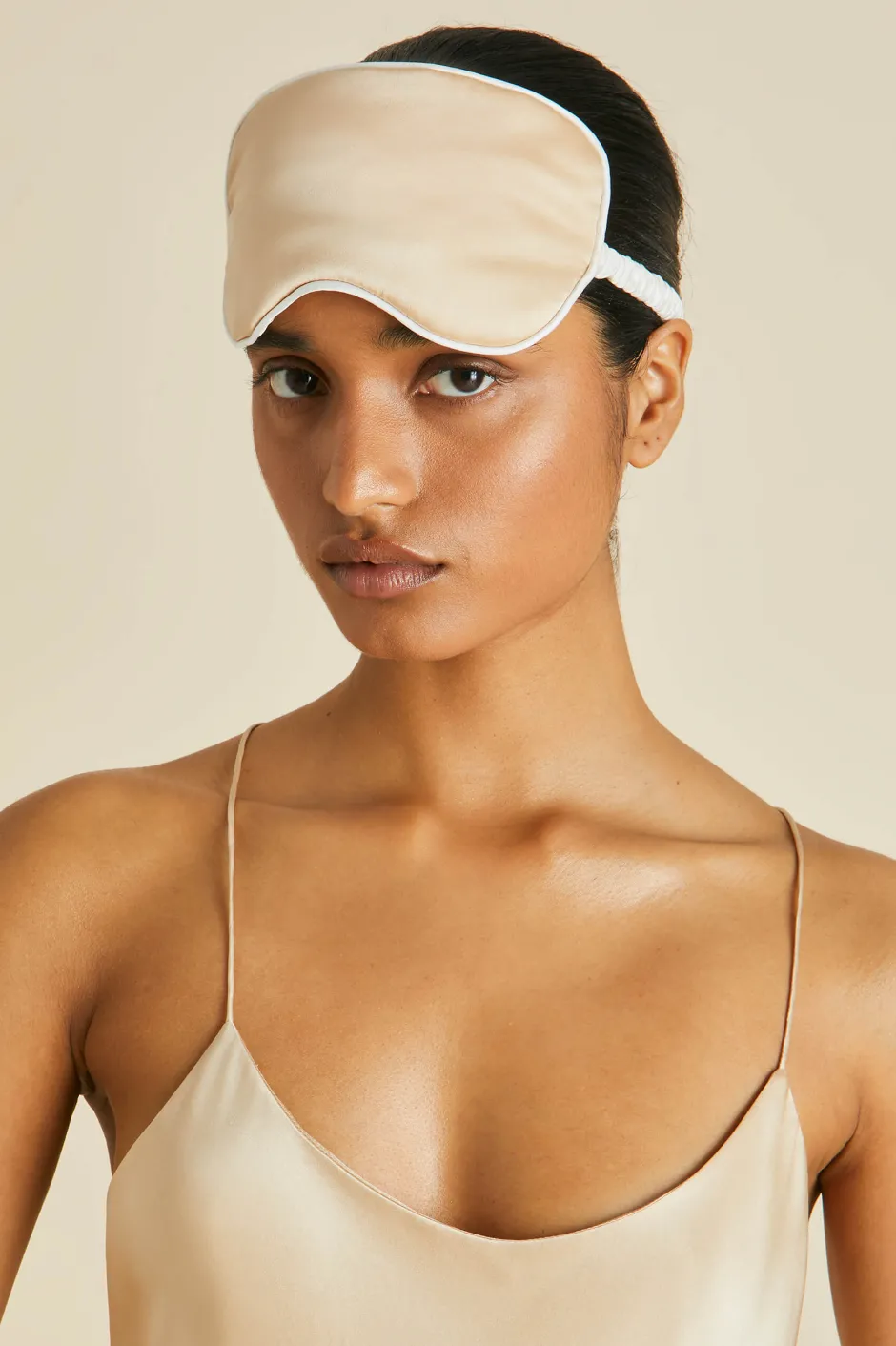 audrey_caramel_eye_maskin_silk_satin_2.webp Sale Olivia von Halle Audrey Eye Maskin Silk Satin Caramel