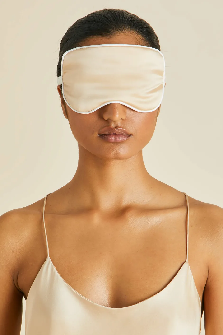 audrey_caramel_eye_maskin_silk_satin_4.webp Sale Olivia von Halle Audrey Eye Maskin Silk Satin Caramel