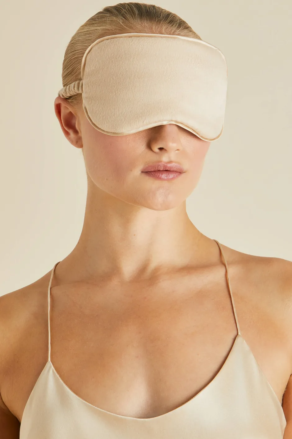 audrey_muscat_beige_eye_maskin_cashmere_4.webp Store Olivia von Halle Audrey Muscat Eye Maskin Cashmere Beige
