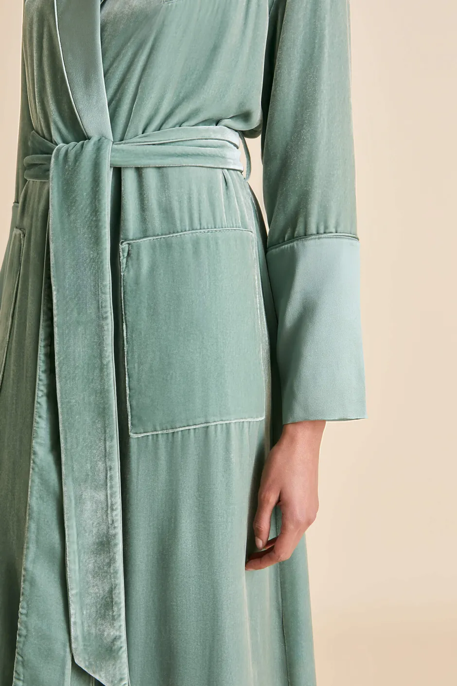 capability_ash_green_robein_silk_velvet_3.webp Store Olivia von Halle Capability Ash Robein Silk Velvet Green