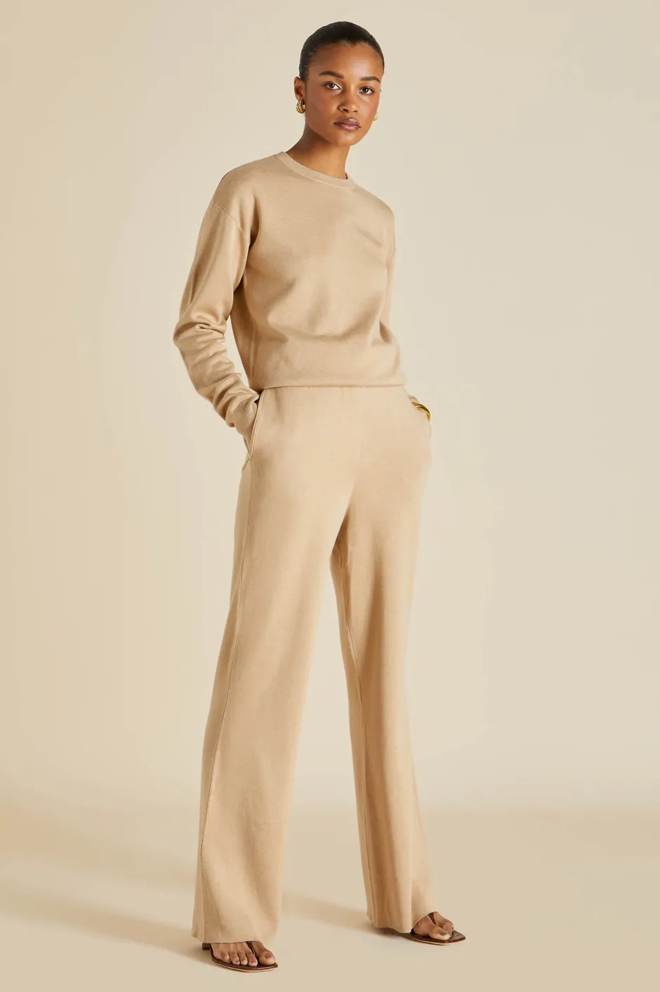 carmel_shanghai_beige_tracksuitin_silkcashmere_4.webp Store Olivia von Halle Carmel Shanghai Tracksuitin Silk-Cashmere Beige