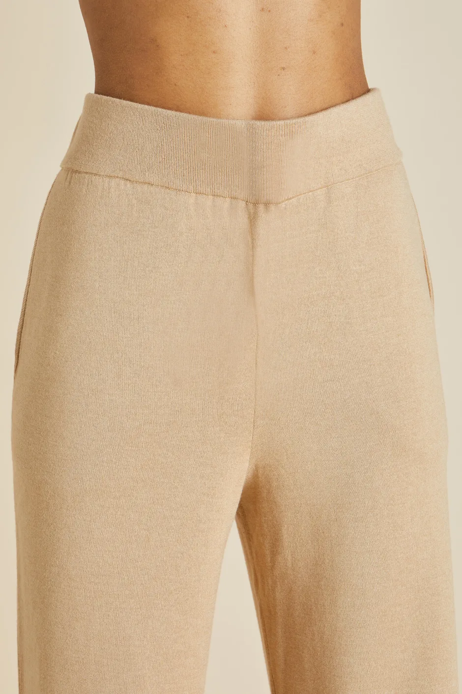 carmel_shanghai_beige_tracksuitin_silkcashmere_8.webp Store Olivia von Halle Carmel Shanghai Tracksuitin Silk-Cashmere Beige