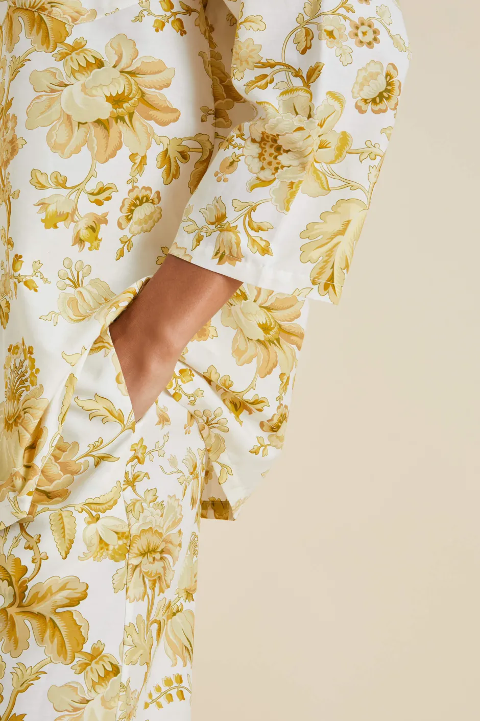 casablanca_aegeus_yellow_floral_pajamasin_cottonsilk_4.webp Fashion Olivia von Halle Casablanca Aegeus Floral Pajamasin Cotton-Silk Yellow