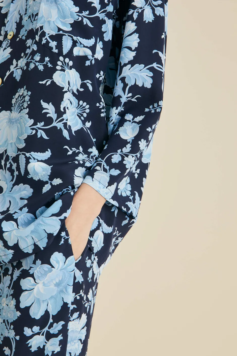 casablanca_alcides_blue_floral_pajamasin_silk_crpe_de_chine_4.webp Shop Olivia von Halle Casablanca Alcides Floral Pajamasin Silk Crêpe de Chine Blue
