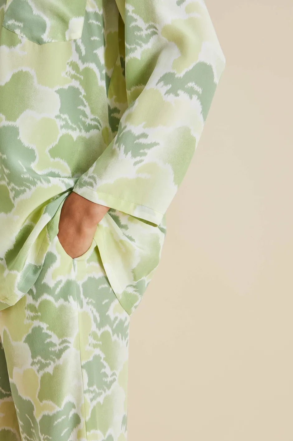 casablanca_luna_green_cloud_pajamasin_silk_crpe_de_chine_4.webp Hot Olivia von Halle Casablanca Luna Cloud Pajamasin Silk Crêpe de Chine Green