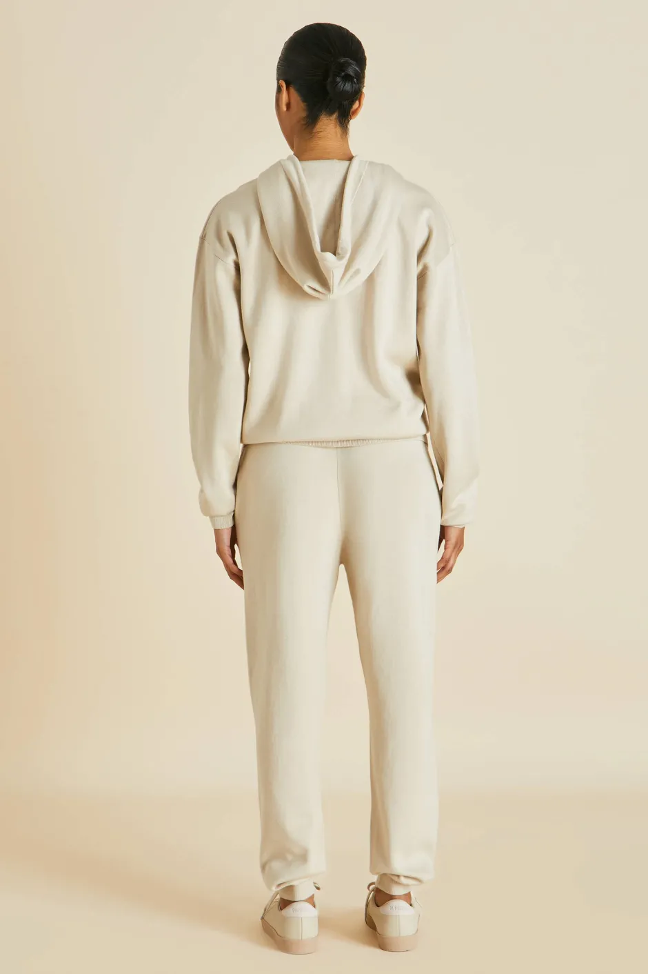 gia_kasbah_cream_tracksuitin_silkcashmere_2.webp Store Olivia von Halle Gia Kasbah Tracksuitin Silk-Cashmere Cream
