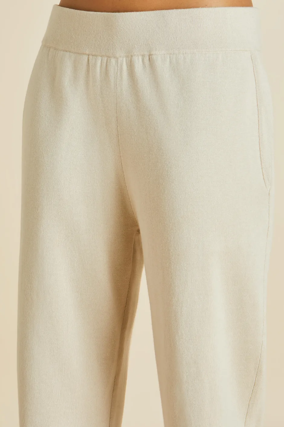 gia_kasbah_cream_tracksuitin_silkcashmere_6.webp Store Olivia von Halle Gia Kasbah Tracksuitin Silk-Cashmere Cream