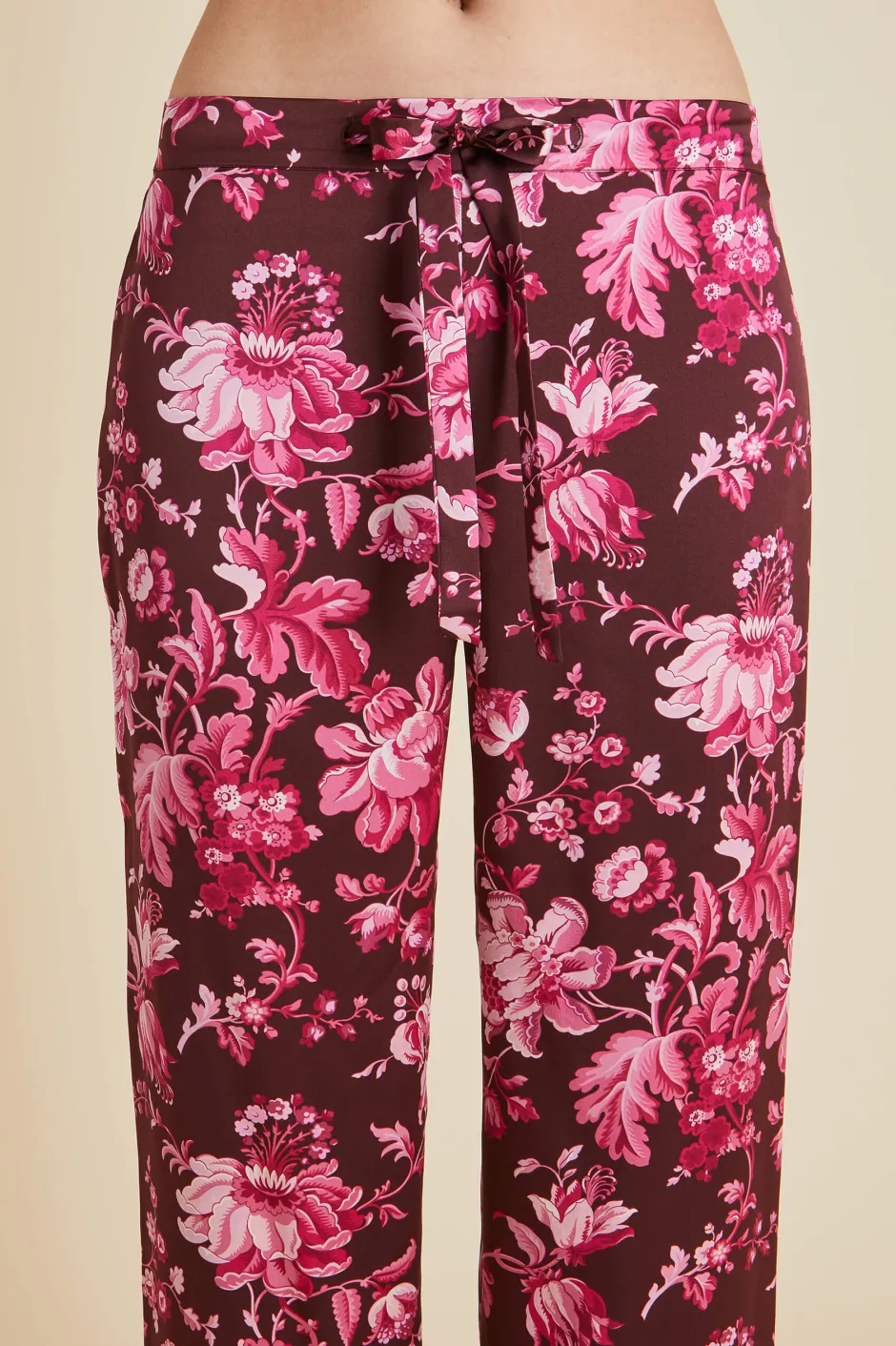 lila_aphrodite_burgundy_floral_pajamasin_silk_satin_4.webp Fashion Olivia von Halle Lila Aphrodite Floral Pajamasin Silk Satin Burgundy