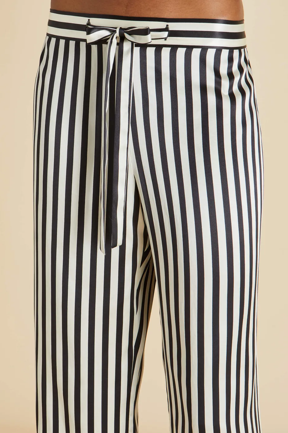 lila_nika_pajamasin_silk_satin_6.webp Shop Olivia von Halle Lila Nika Pajamasin Silk Satin Black