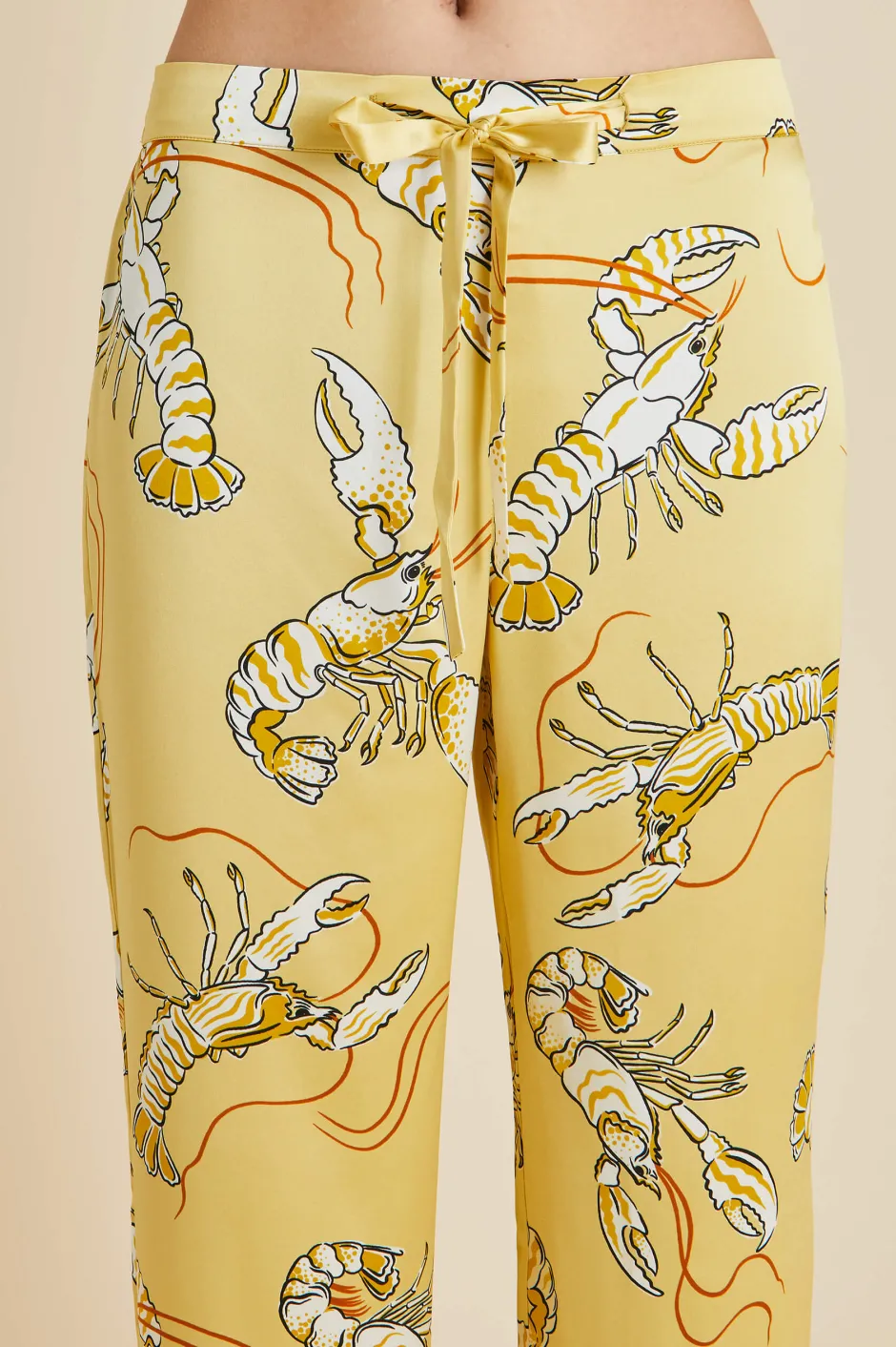 lila_perseus_yellow_lobster_pajamasin_silk_satin_4.webp Sale Olivia von Halle Lila Perseus Lobster Pajamasin Silk Satin Yellow