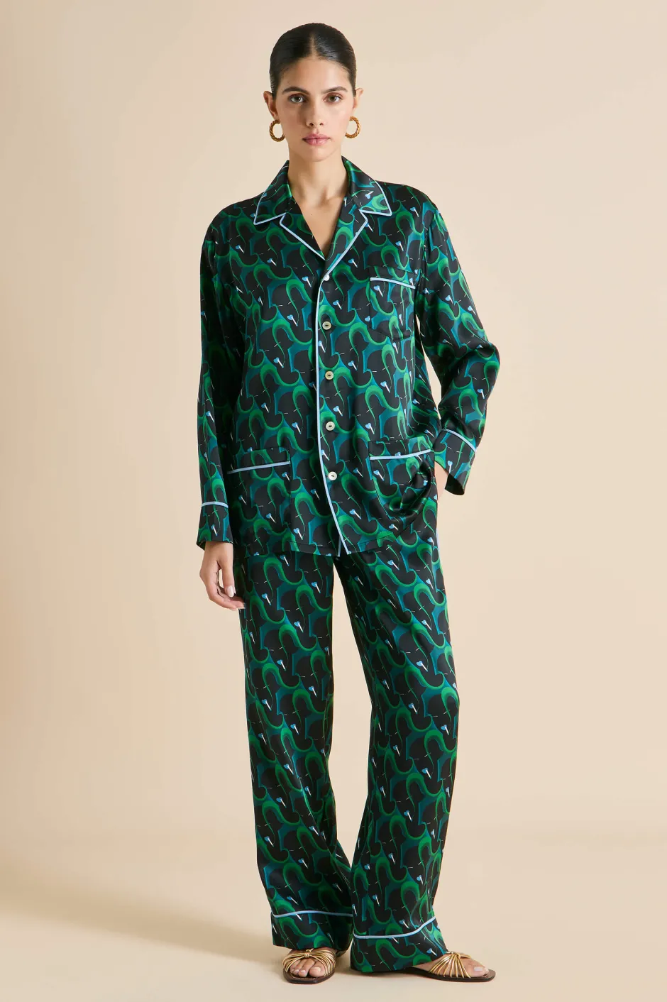 yves_colette_green_figure_pajamasin_silk_satin_2.webp Shop Olivia von Halle Yves Colette Figure Pajamasin Silk Satin Green