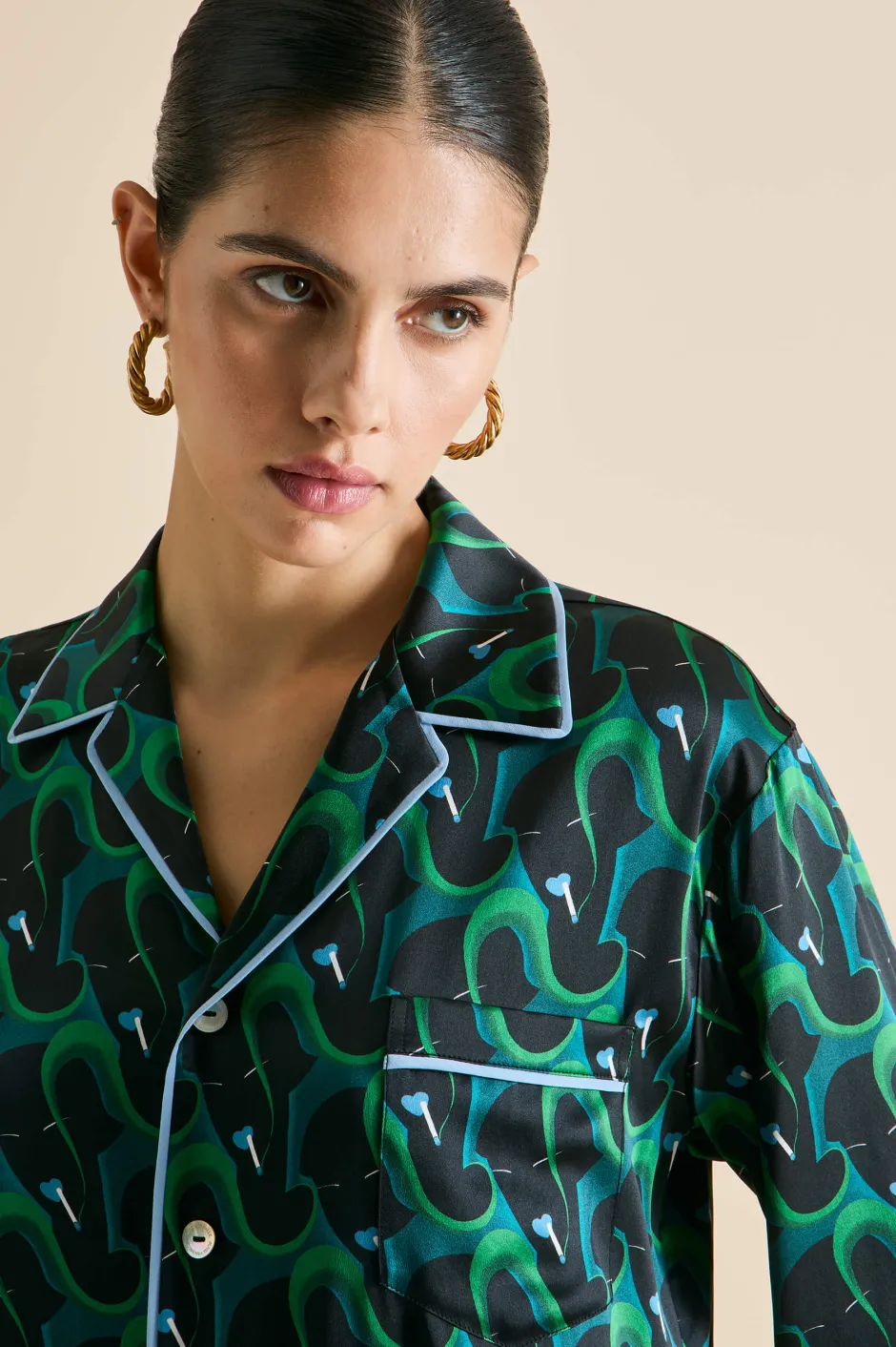 yves_colette_green_figure_pajamasin_silk_satin_3.webp Shop Olivia von Halle Yves Colette Figure Pajamasin Silk Satin Green