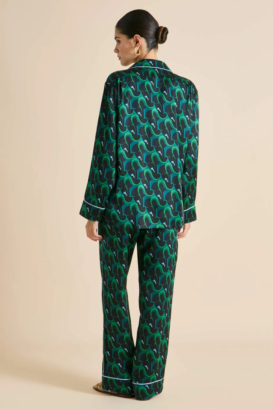 yves_colette_green_figure_pajamasin_silk_satin_4.webp Shop Olivia von Halle Yves Colette Figure Pajamasin Silk Satin Green