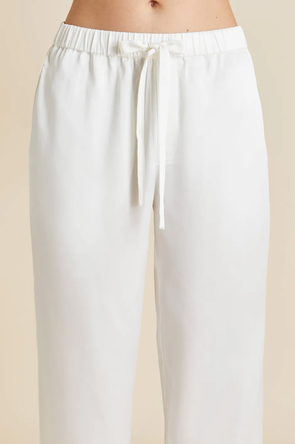 yves_desire_ivory_pajamasin_silk_with_ruby_and_diamond_buttons_by_jessica_mccormack_6.webp Sale Olivia von Halle Yves Desire pajamasin Silk with Ruby and Diamond Buttons by Jessica McCormack Ivory